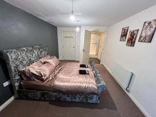 Spacious 2-Bed Apartment - 2 Bathrooms -Free Parking & WiFi - 5