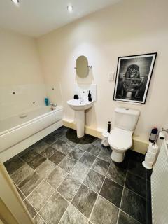 Spacious 2-Bed Apartment - 2 Bathrooms -Free Parking & WiFi - 3