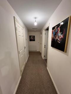 Spacious 2-Bed Apartment - 2 Bathrooms -Free Parking & WiFi - 1