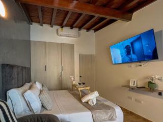 202 Romantic loft with jacuzzi - 1