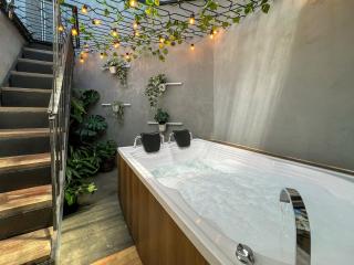 202 Romantic loft with jacuzzi - 0