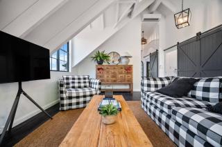 Peaceful American style Barn House Lawn Lake Views - 5