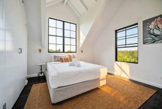 Peaceful American style Barn House Lawn Lake Views - 1