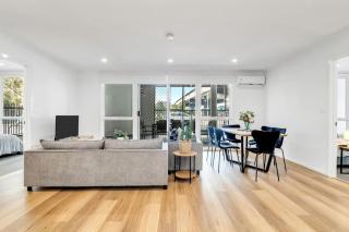 Open and Airy Warehouse on Loch - 9