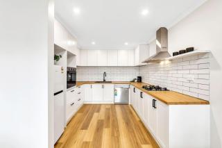 Open and Airy Warehouse on Loch - 7