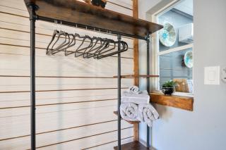 Peaceful Lake View Retreat Near Parks 10 Minutes to Downtown - 3