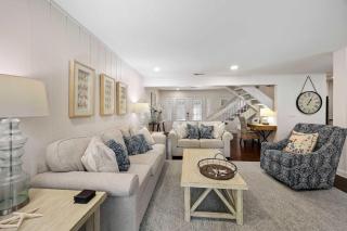 Heart of Sea Pines Coastal Villa Getaway - 9