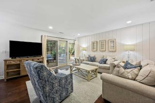 Heart of Sea Pines Coastal Villa Getaway - 8