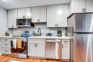 4 Blocks to Riverwalk Updated Astoria Studio - 0