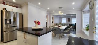 Lavish Bright Bedroom - 7