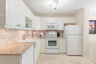 Beach-Ready Hilton Head Condo w Resort Amenities - 8
