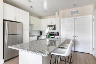 Landing Modern 1BD Gym Pool - 6