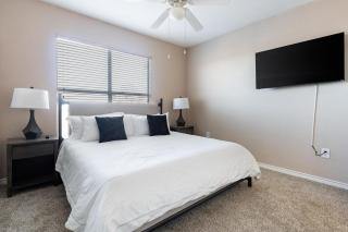 Landing Chic 1BD Pool Gym - 5