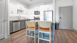 Landing Stylish 1BD Courtyard Gym - 3