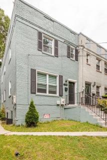 Stylish 3BR Townhouse with Backyard,and Easy Parking - 9