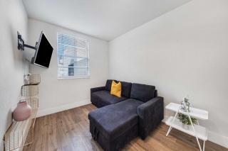 Art Deco Gem by the Beach King Bed & Parking - 6