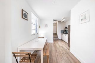 Art Deco Gem by the Beach King Bed & Parking - 4