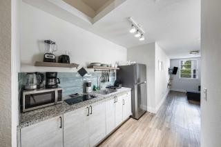 Art Deco Gem by the Beach King Bed & Parking - 1