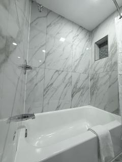 Hometowne Inn & Suites - 9