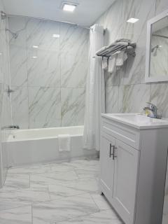 Hometowne Inn & Suites - 7