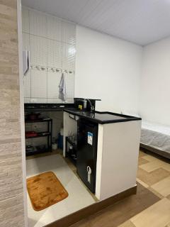 Kitnet a 4 quadras da praia no Canto do Forte - 1