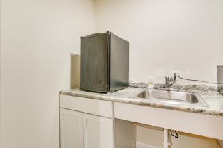5 Mi to Pine Knob Pet-Friendly Studio Retreat - 3