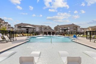 Landing Apartments - Ridge at 66 - 3