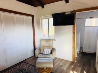 Secluded Lake Cottage with Hot Tub - 2