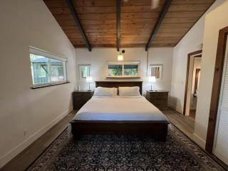 Secluded Lake Cottage with Hot Tub - 3