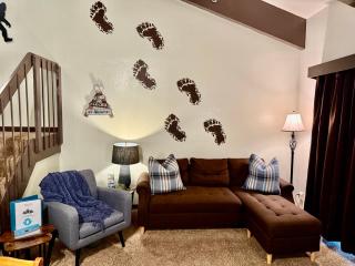 Treetop Condo in Yosemite-Sleeps 6-Balcony - 8