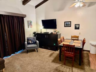 Treetop Condo in Yosemite-Sleeps 6-Balcony - 4