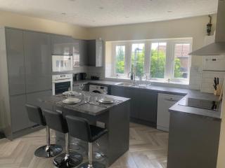 Modern 2-Bed Apartment in Bury, Sleeps 5 - 1