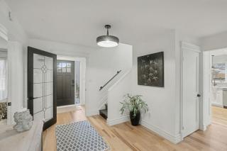 Upscale Modern Home with Spa Pool - 5