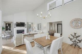 Upscale Modern Home with Spa Pool - 4