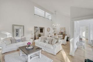 Upscale Modern Home with Spa Pool - 3