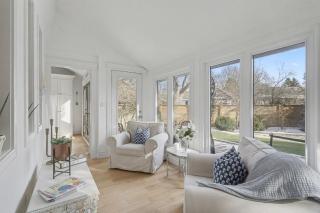 Upscale Modern Home with Spa Pool - 1