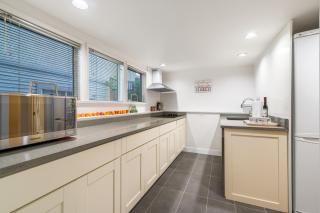 BudgetWise Semi-Basement near Airport, UBC, Downtown in Vancouver - 6