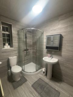 Cozy studio flat Gatwick Airport - 2