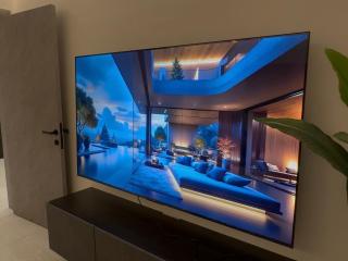 غرفة وصالة بدخول ذكي وشاشة 75 بوصة سمارت - 6