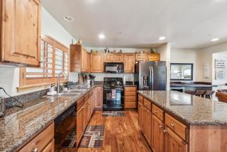 5 Bedroom 4 Bathroom Hot Tub Minutes from Slopes - 1