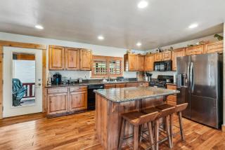 5 Bedroom 4 Bathroom Hot Tub Minutes from Slopes - 2