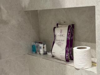 غرفة وصالة بدخول ذكي وشاشة 75 بوصة سمارت - 1