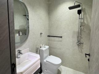 غرفة وصالة بدخول ذكي وشاشة 75 بوصة سمارت - 3