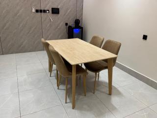 غرفة وصالة بدخول ذكي وشاشة 75 بوصة سمارت - 4