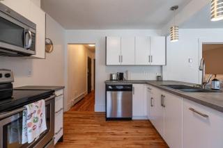 Gorgeous & Sunny Executive Suite AC, Unit #2 - 3