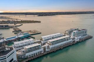 City Centre Harbour Apt with parking - 9