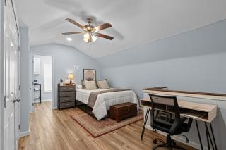 Tiny House Retreat Hot Tub Cozy - 7