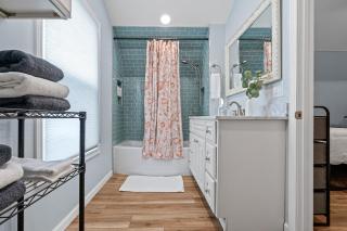 Tiny House Retreat Hot Tub Cozy - 6