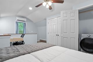 Tiny House Retreat Hot Tub Cozy - 1