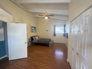 Spacious 3 Bedroom with Beautiful Backyard - 9